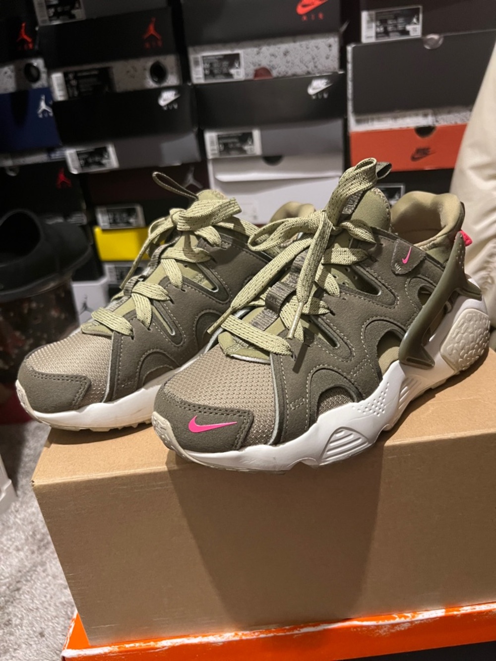 Nike Women Air Huarache Olive and Pink Low-Top Trainer Sneakers Sz 6.5